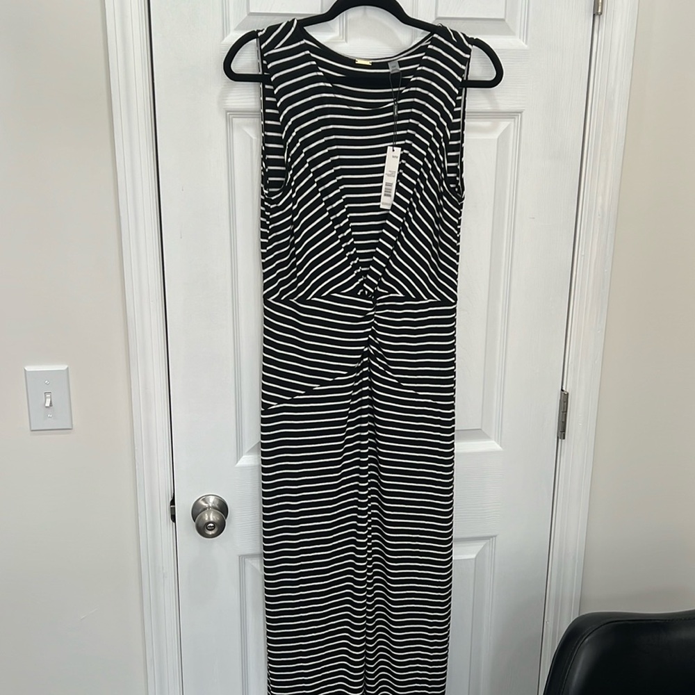 TAHARI Front twist dress. NWT. 56” from top of shoulder to bottom.